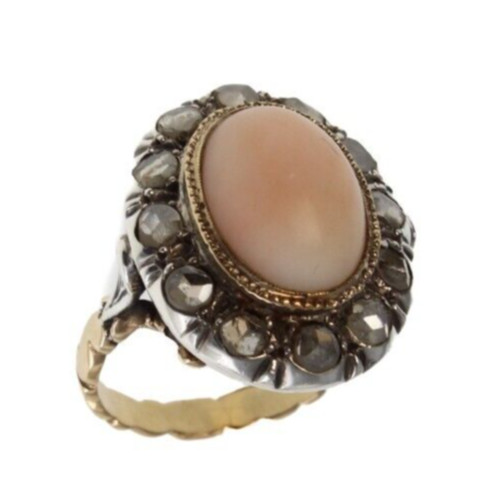 Anello antico con corallo - , di